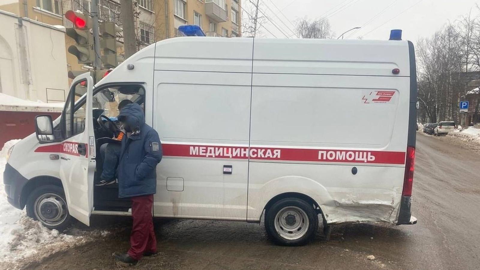 Автомобиль скорой помощи попал в ДТП в Вологде
