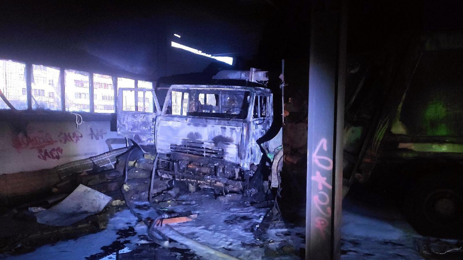 В Череповце сгорел гараж с тремя «КамАЗами»