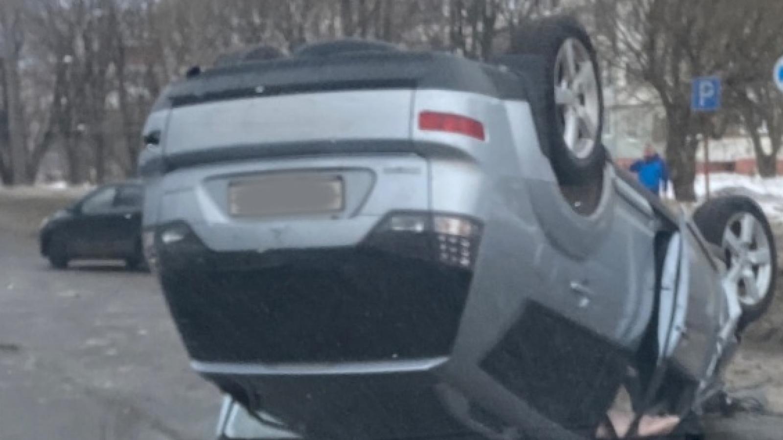 В Вологде в результате ДТП перевернулся автомобиль