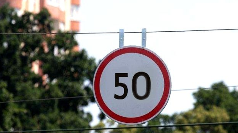 Власти предлагают ограничить скорость в населенных пунктах до 50 км/ч