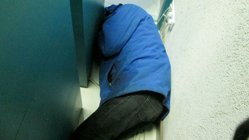 Пьяный вологжанин пытался спрятаться от бойцов Росгвардии за банкоматом