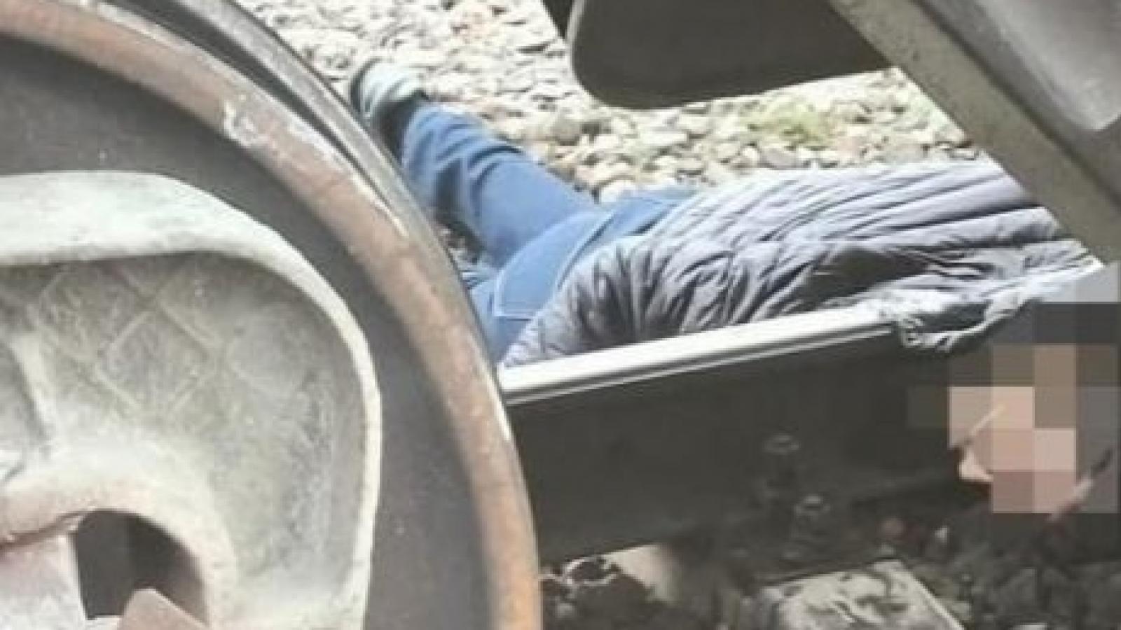 Мужчина погиб под поездом в Вологде
