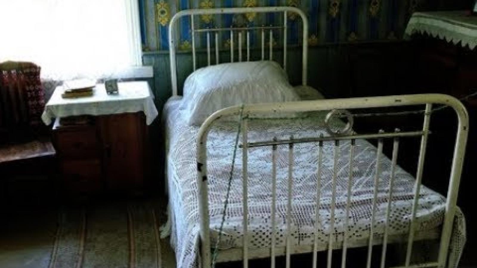 Можно ли спать на кровати или диване умершего родственника?