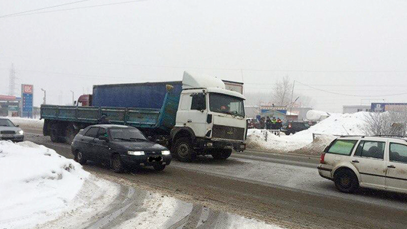 В Череповце произошла авария с участием трех машин