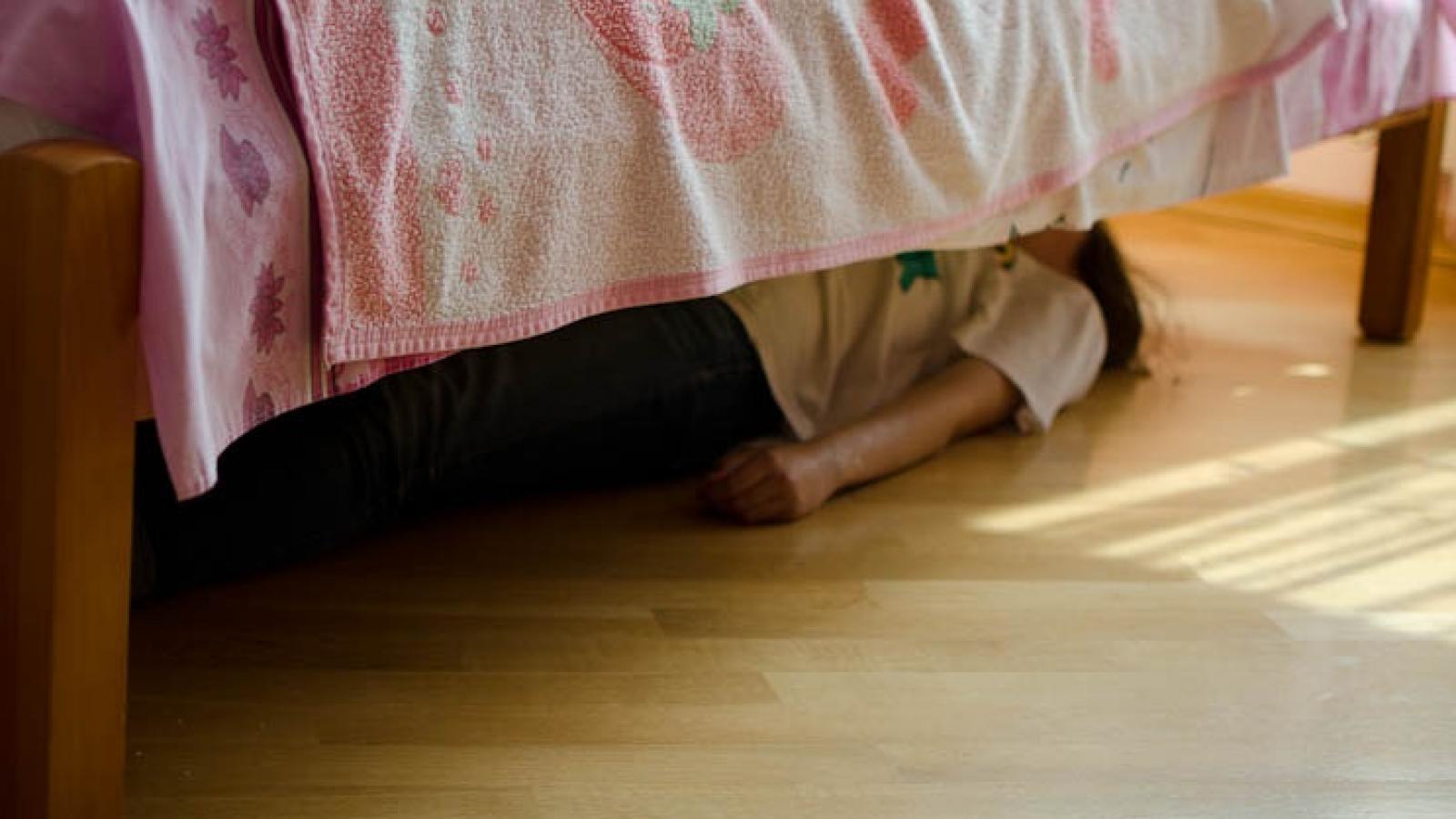 Женщина в федеральном розыске пряталась под кроватью