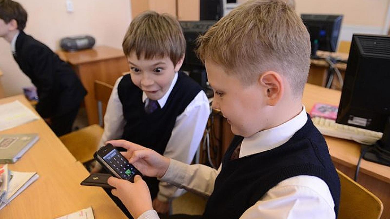 В Череповце начали вводить запрет на смартфоны в школах