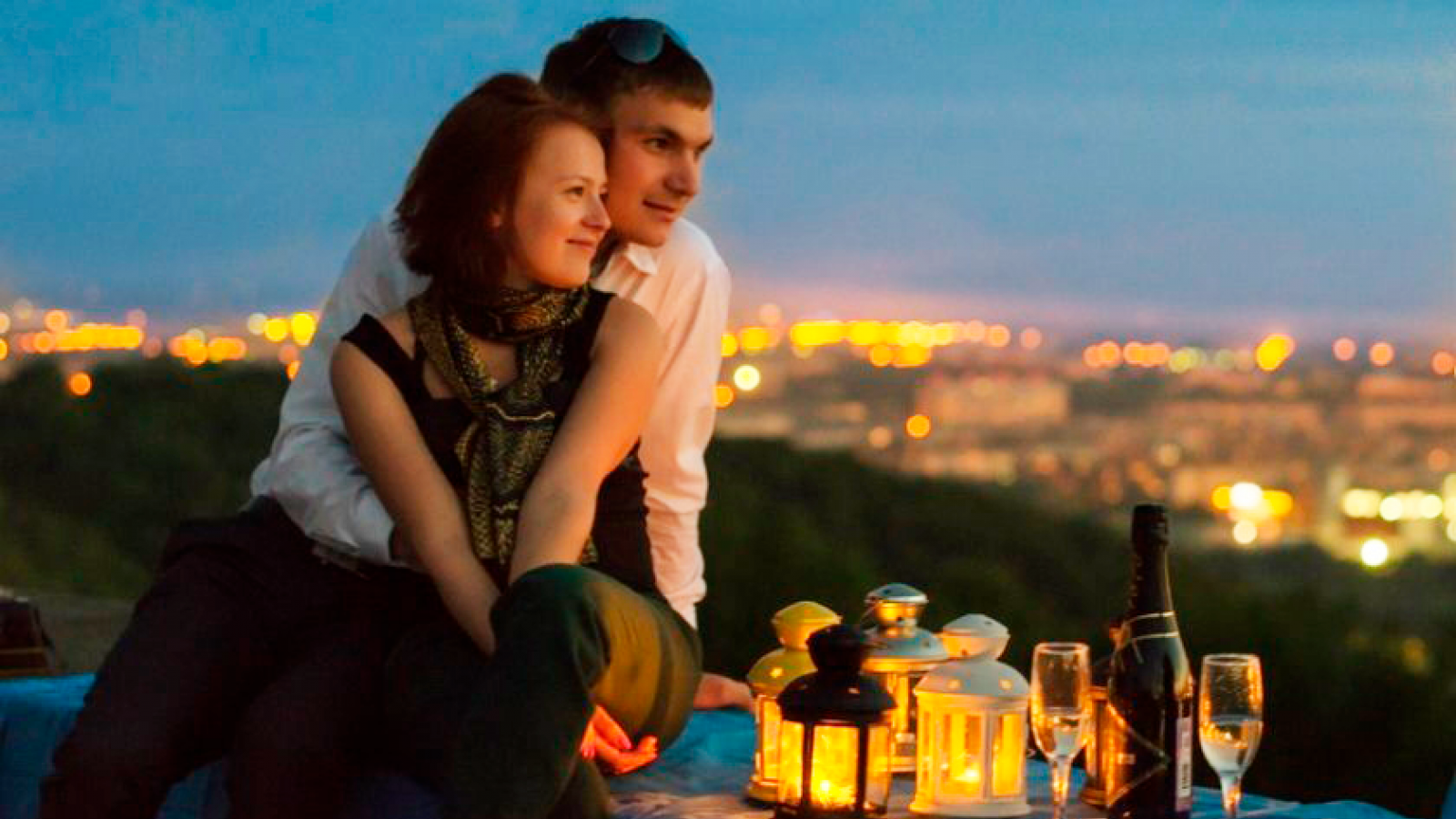 Романтическое свидание. Романтический ужин на крыше. Романтика город. Романтическое свидание для двоих. Как время проводите вечера