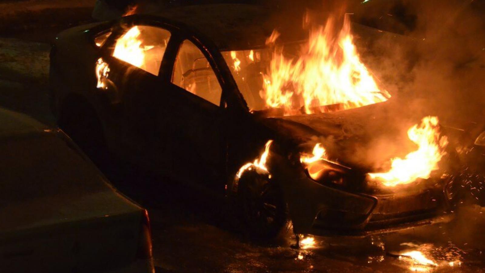 4 машины пострадали от огня ночью