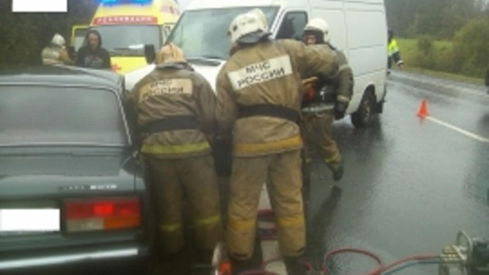 Спасателям пришлось срезать крышу автомобиля, чтобы спасти пострадавших в ДТП под Вологдой