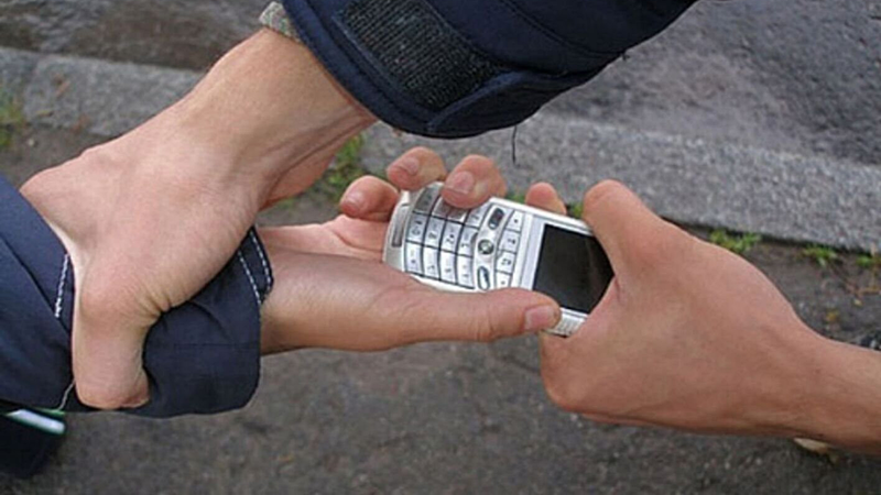 Подросток из Череповца лишился смартфона