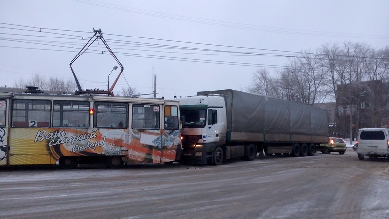 В Череповце трамвай столкнулся с грузовиком