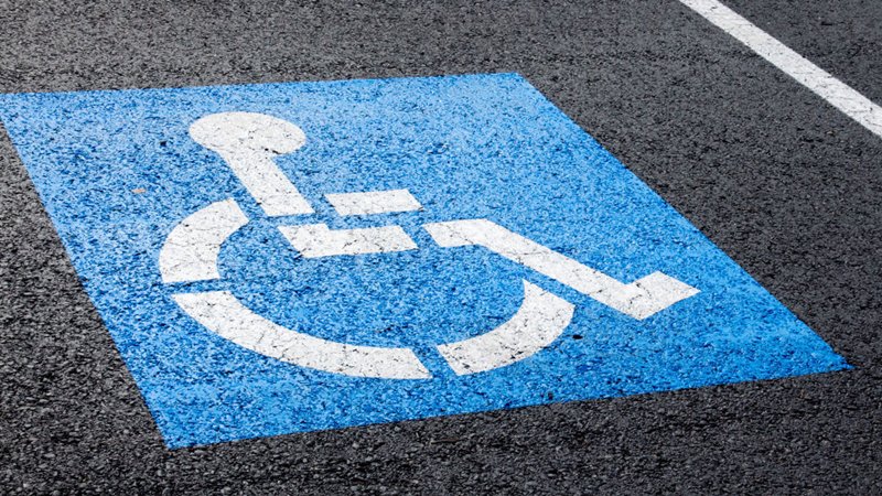 Не менее 10% от общей площади парковки необходимо выделять инвалидам