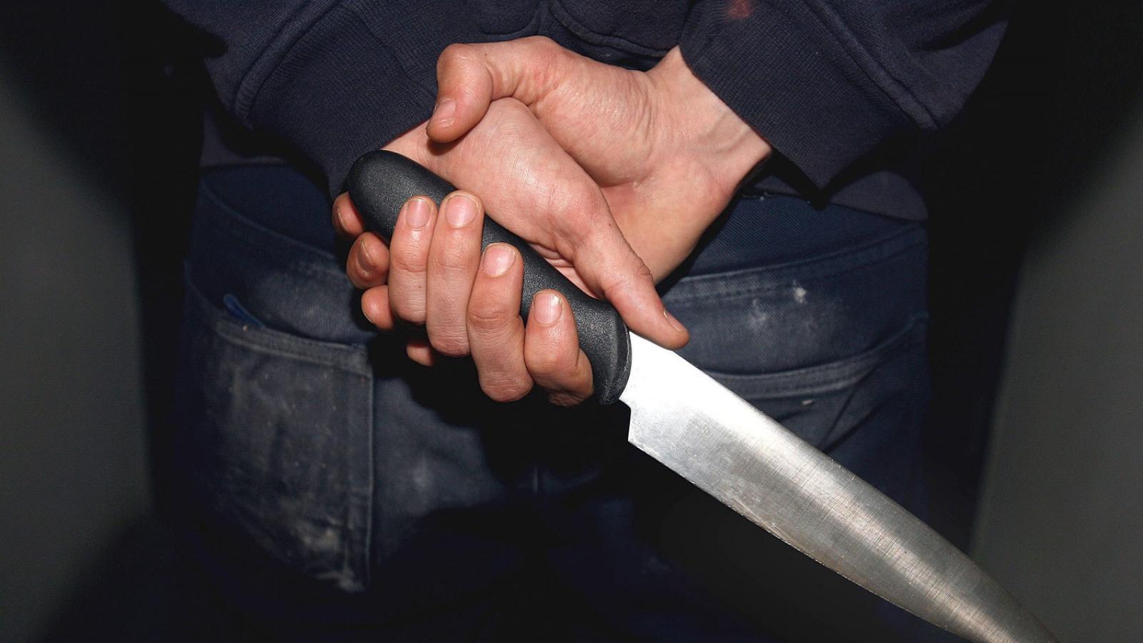 Подросток, страдающий психическим расстройством, напал на вологжанок с ножом