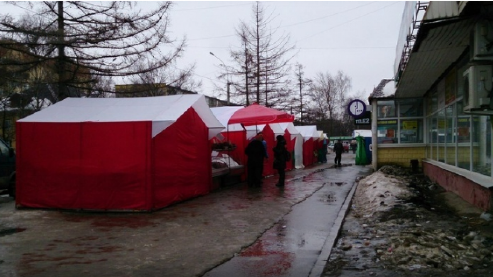 В Вологде на месте снесенных недавно ларьков появились незаконные палатки
