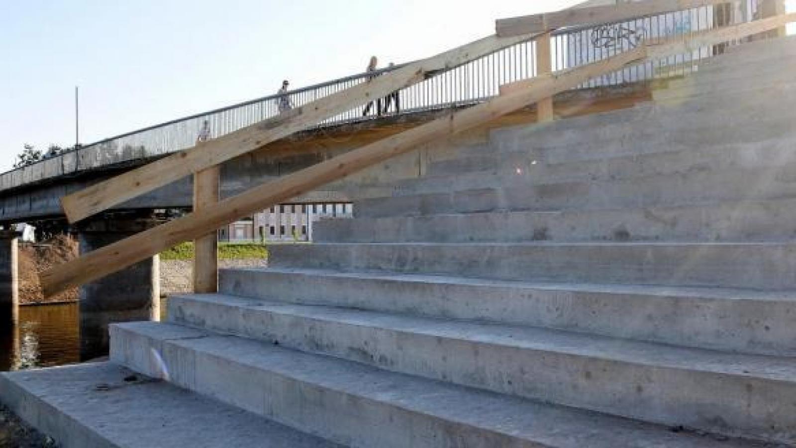 Новые ступени на Красном мосту прослужат вологжанам два года