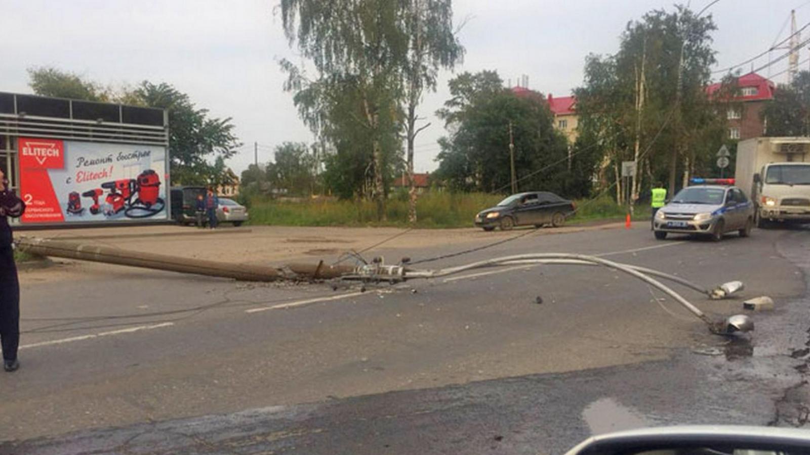 В результате ДТП в Вологде рухнула опора линии электропередач