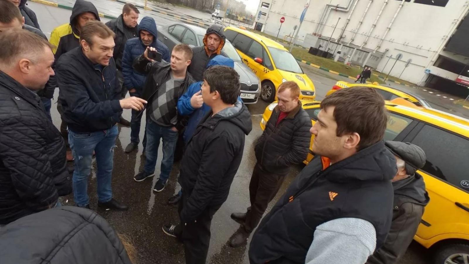 Таксисты Вологды планируют забастовку
