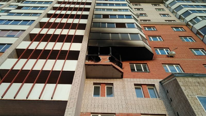 24 человека тушили пожар в квартире на улице Ленинградской