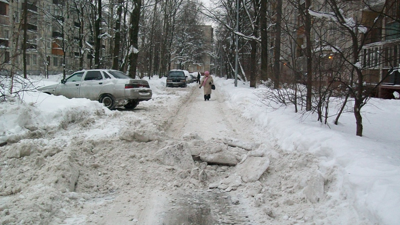 Жители Вологды недовольны уборкой снега во дворах