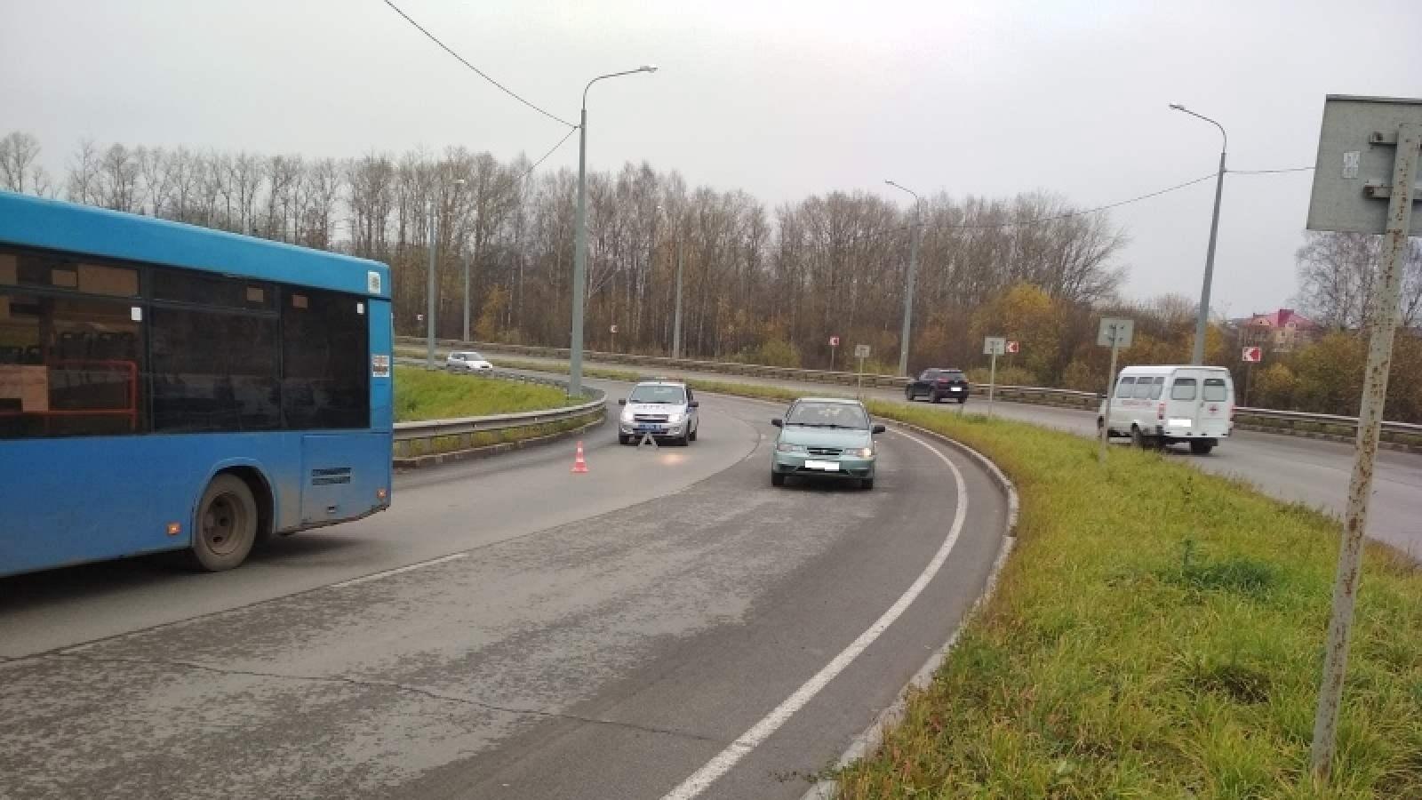 Женщина получила травмы в автобусе на виадуке в Вологде