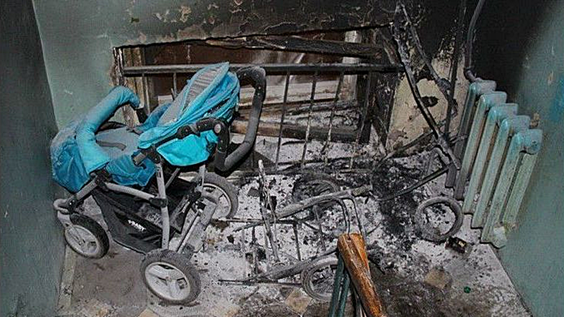 В вологодской пятиэтажке подожгли детские коляски