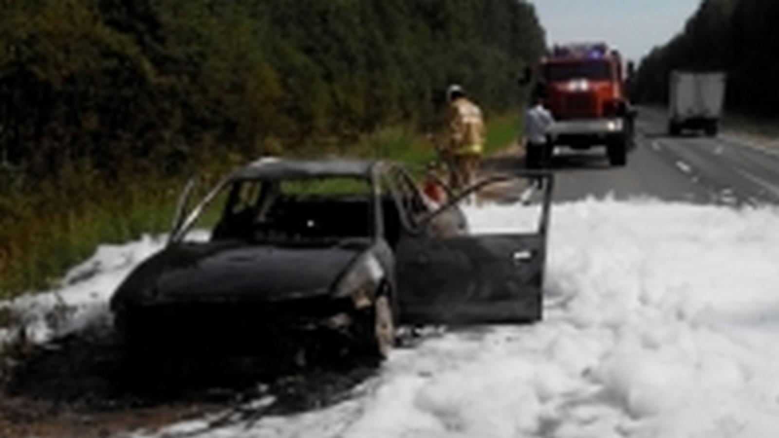 В Вологодской области на трассе полностью сгорела машина