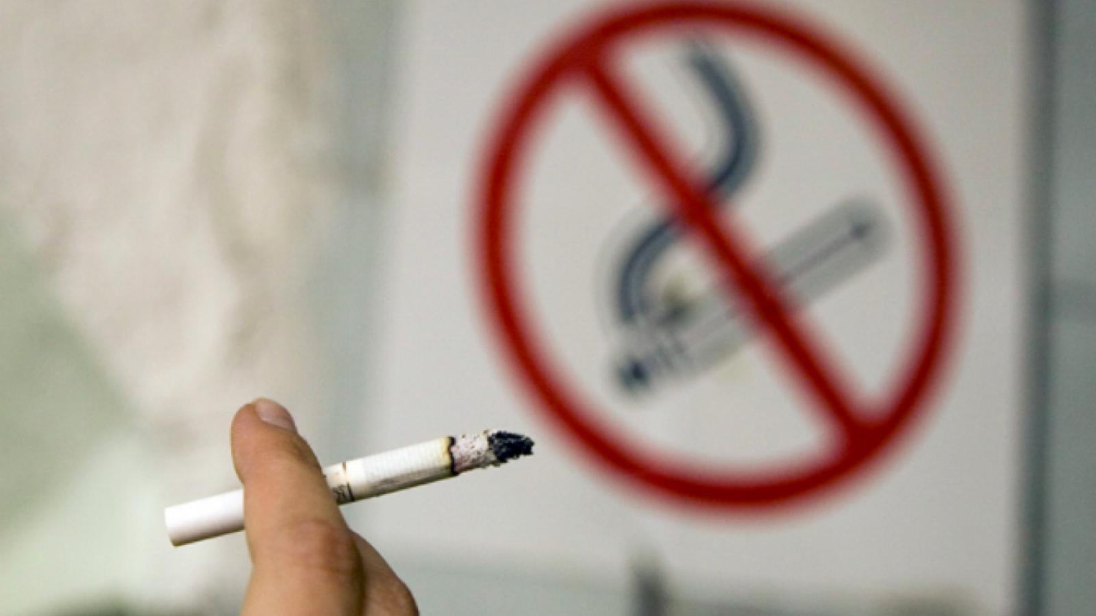 Россиянам грозят штрафы за курение у подъезда