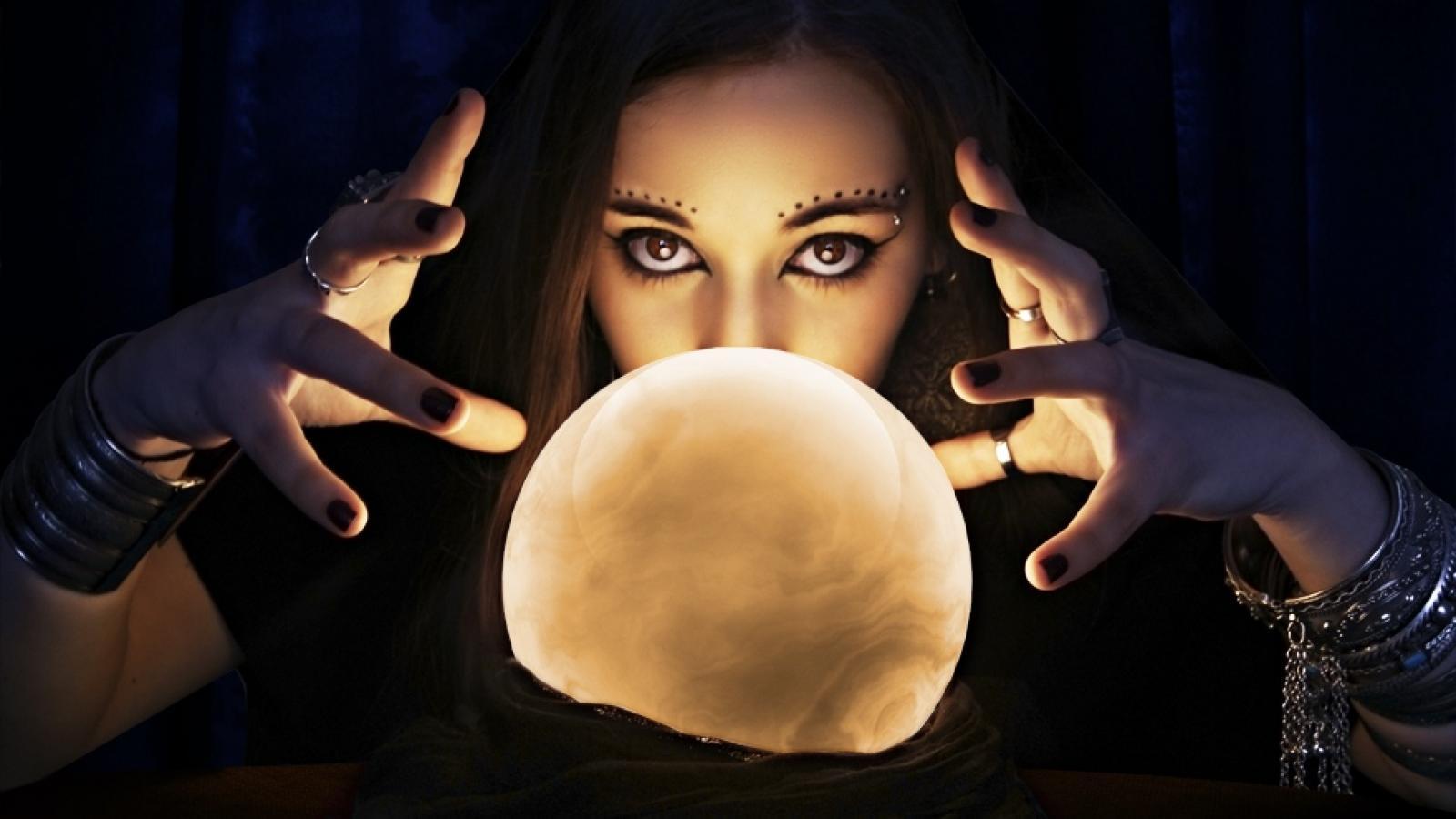 Гадание магический шар. Ведьма с шаром. Девушка с магическим шаром. Колдунья с шаром. Ведьма с хрустальным шаром.