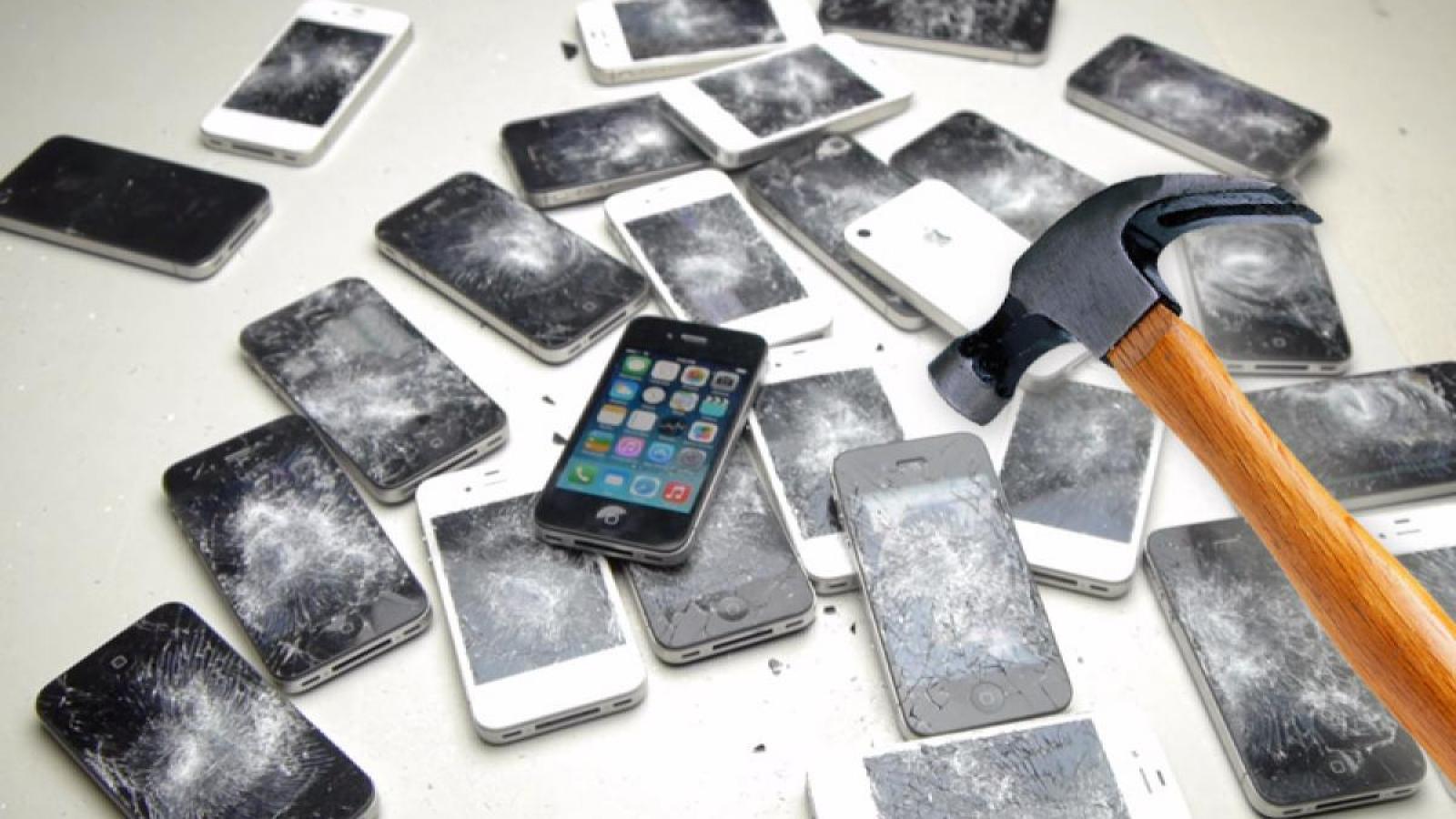 Купить разбить. Разбитые телефоны. Разбитые смартфоны. Сломанный смартфон. Куча разбитых айфонов.
