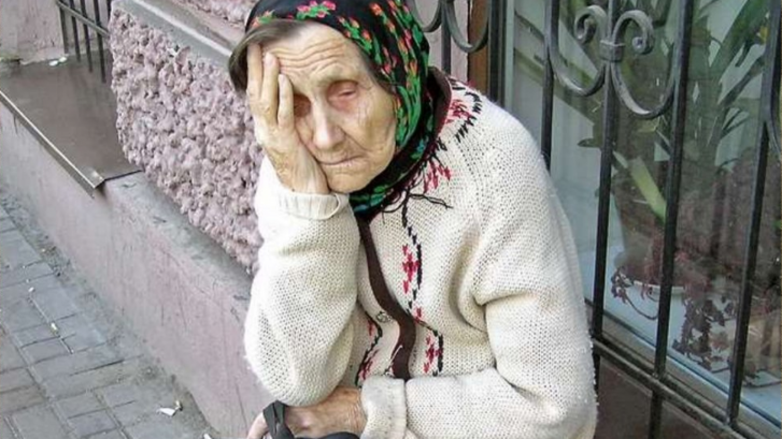 Жалко бабушку. Грустная старушка. Старушка в платке. Грустная Старая бабушка. Старуха плачет.