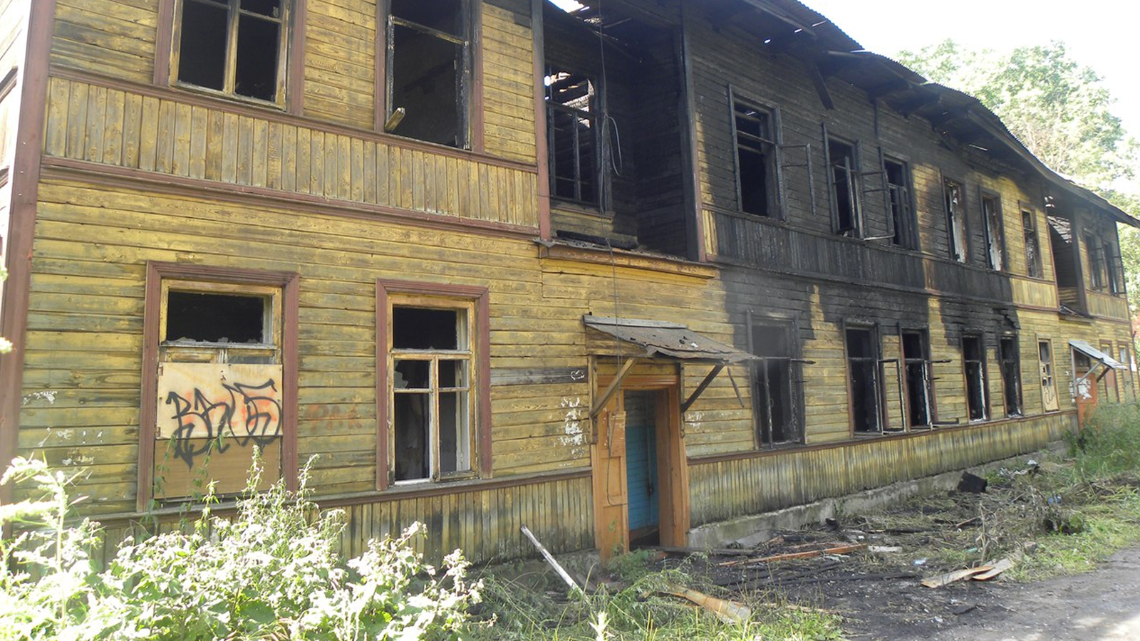 На улице Можайского сгорел расселенный дом