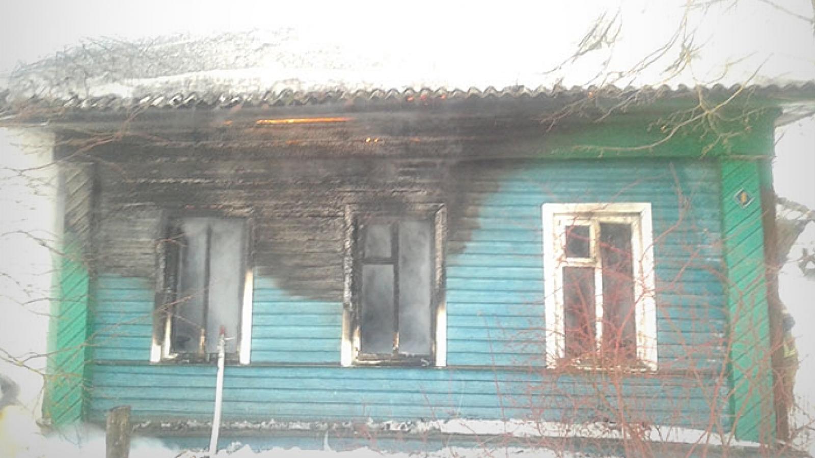 Неизвестные подожгли дом в деревне Варницы