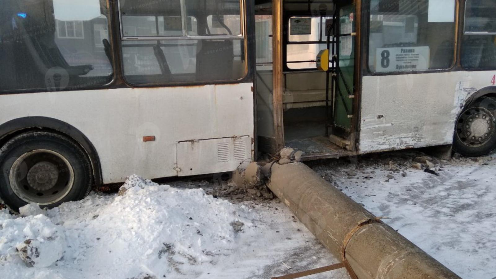 В Вологде автобус врезался в столб после столкновения с «Фордом»