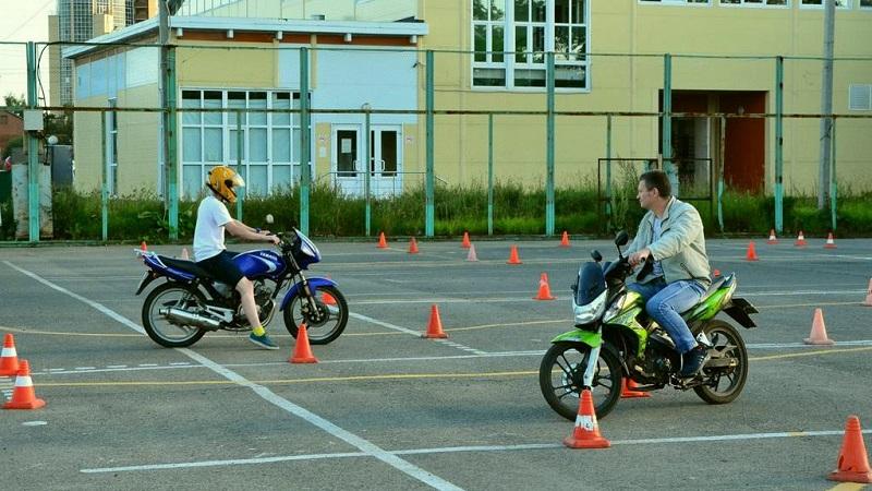32 подростка завершают обучение в автошколах Вологды