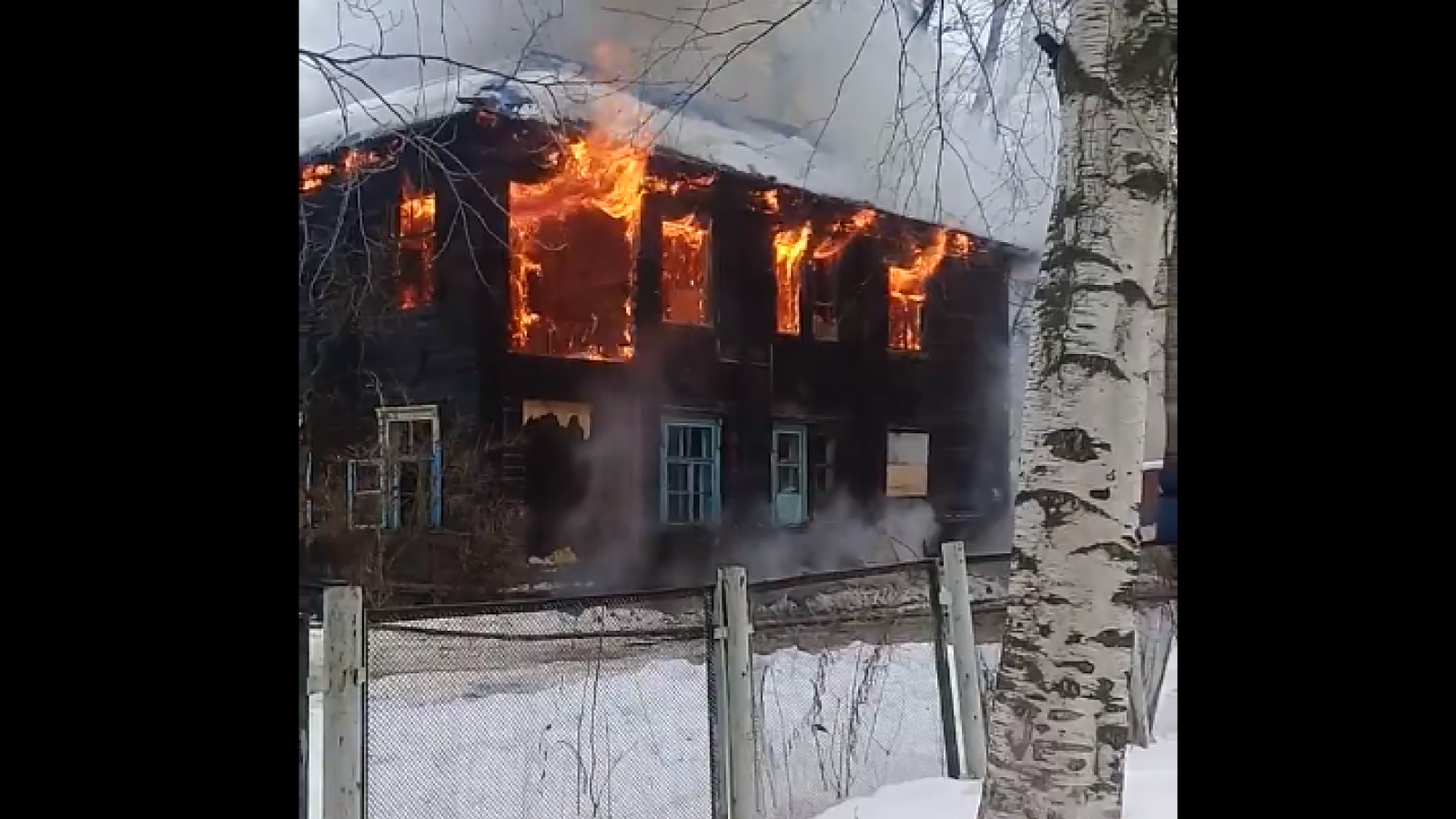 Двухэтажный дом вспыхнул в Вологде
