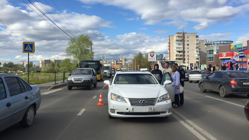 На улице Конева иномарка сбила двоих детей