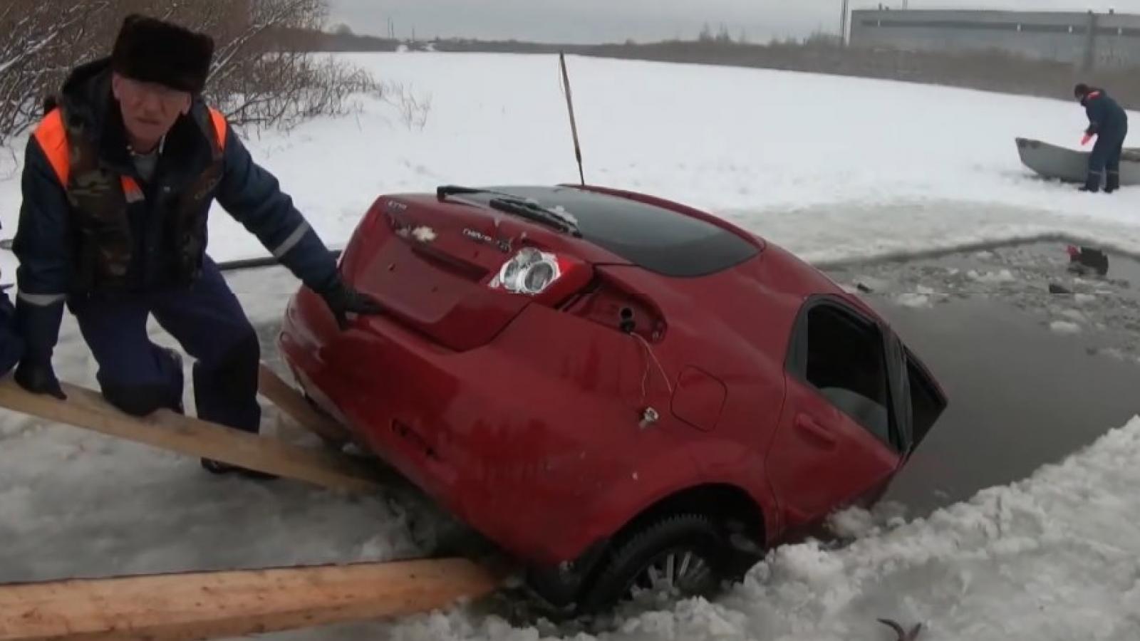 Угнанную машину нашли подо льдом
