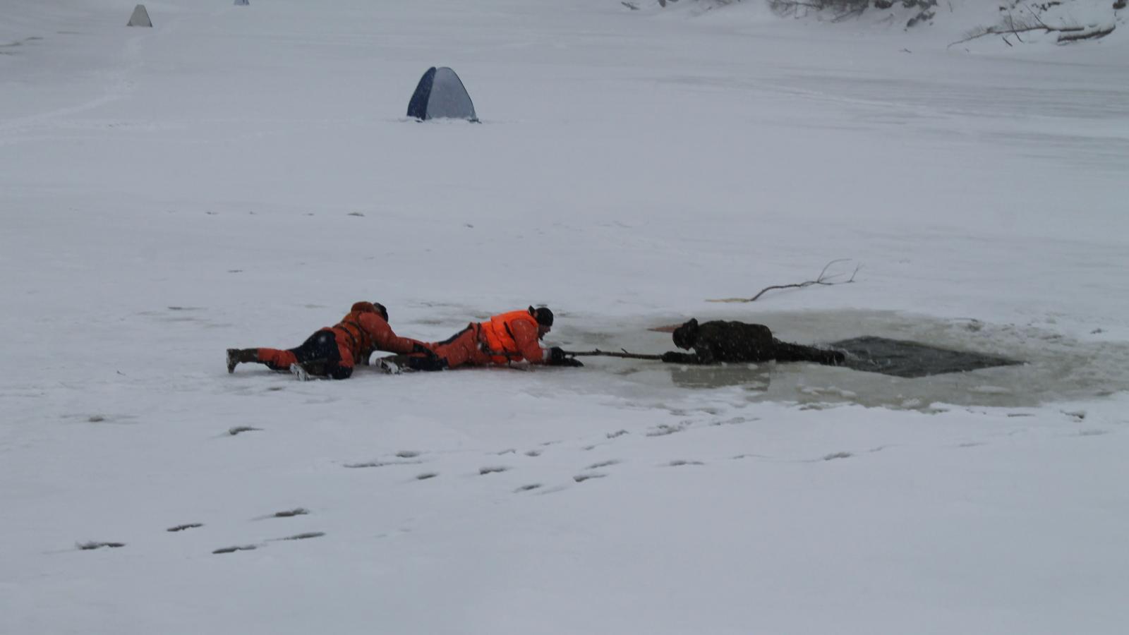 На Онежском озере рыбак на мотособаке провалился под лед