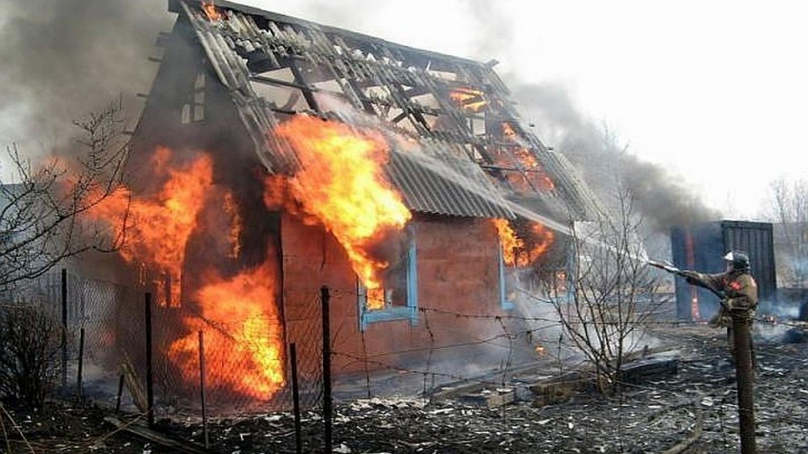 В Череповце из-за поджога сгорели 2 дачи