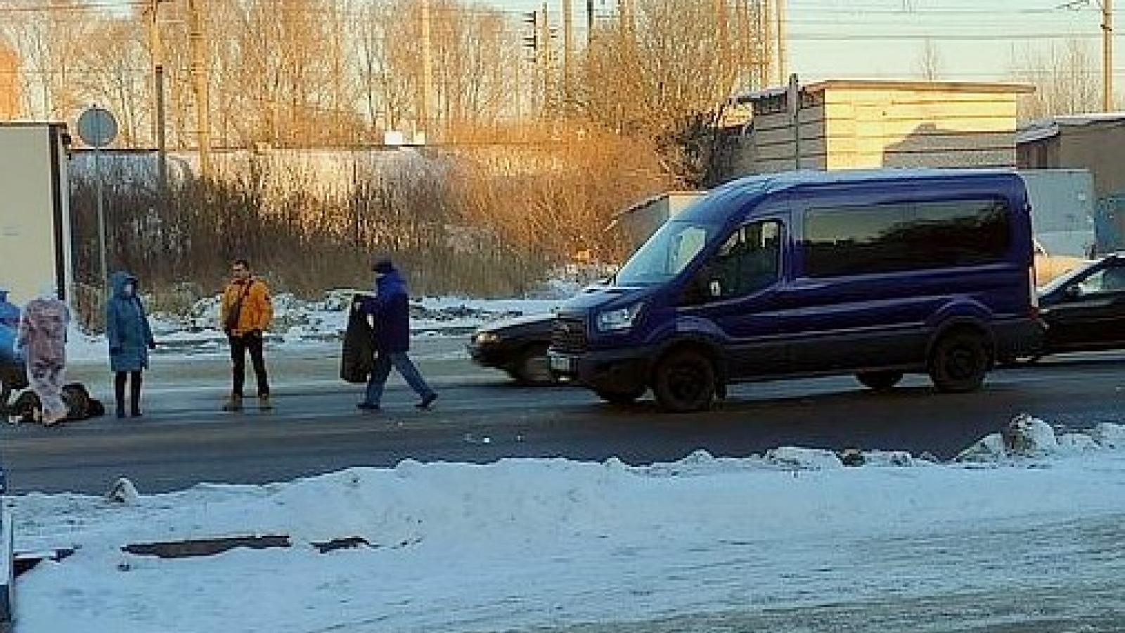 Микроавтобус сбил пенсионерку в Вологде