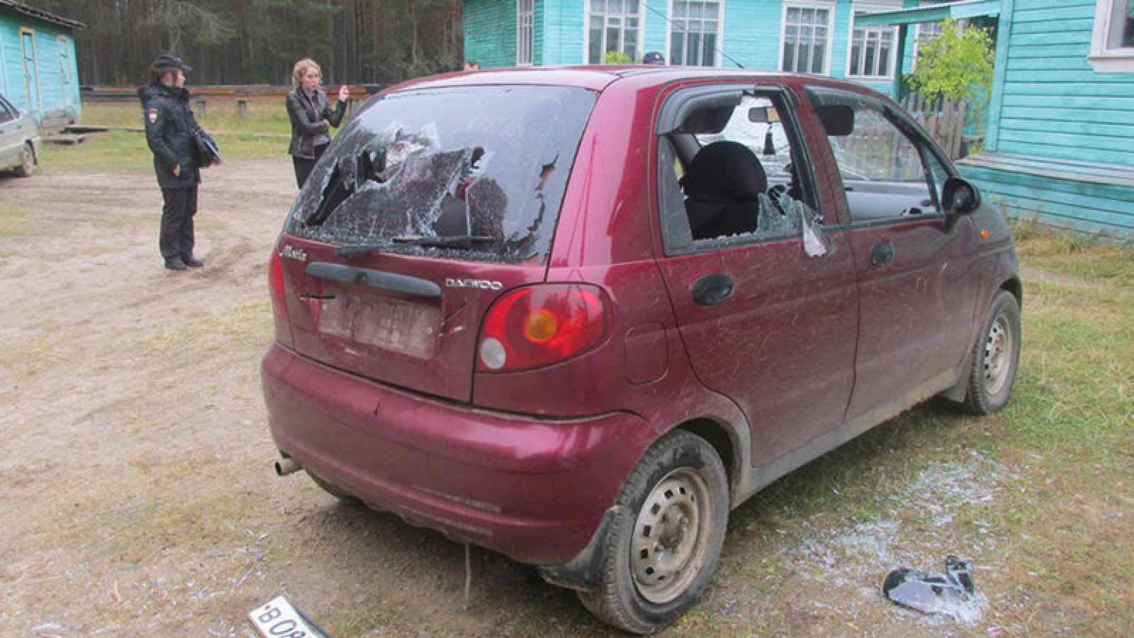 Мужчине, который изрубил топором машину директора школы, вынесен приговор