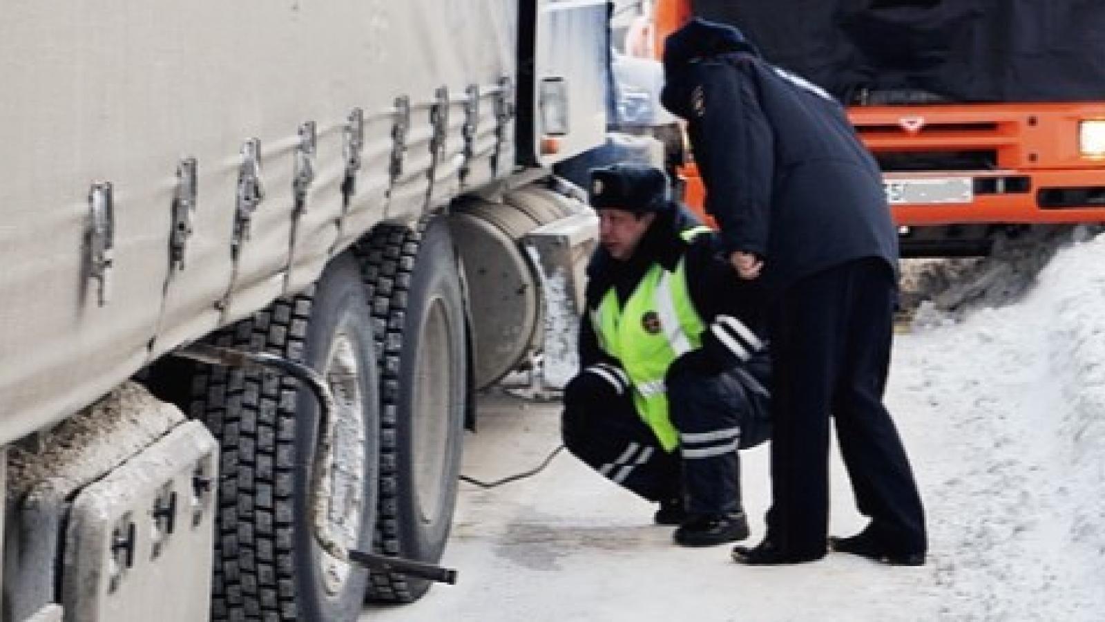 Полицейские помогли замерзающему дальнобойщику