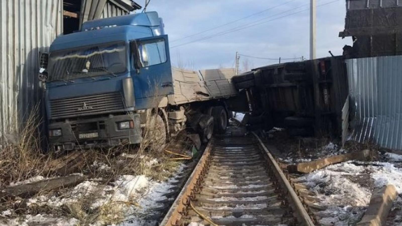 В Вологде МАЗ попал под поезд