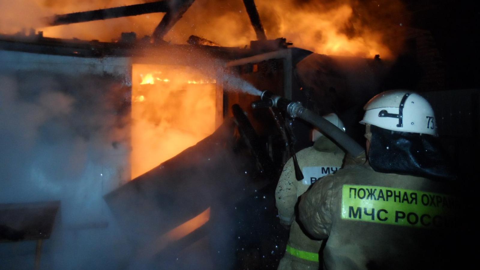 Два гаража подожгли на окраине Череповца