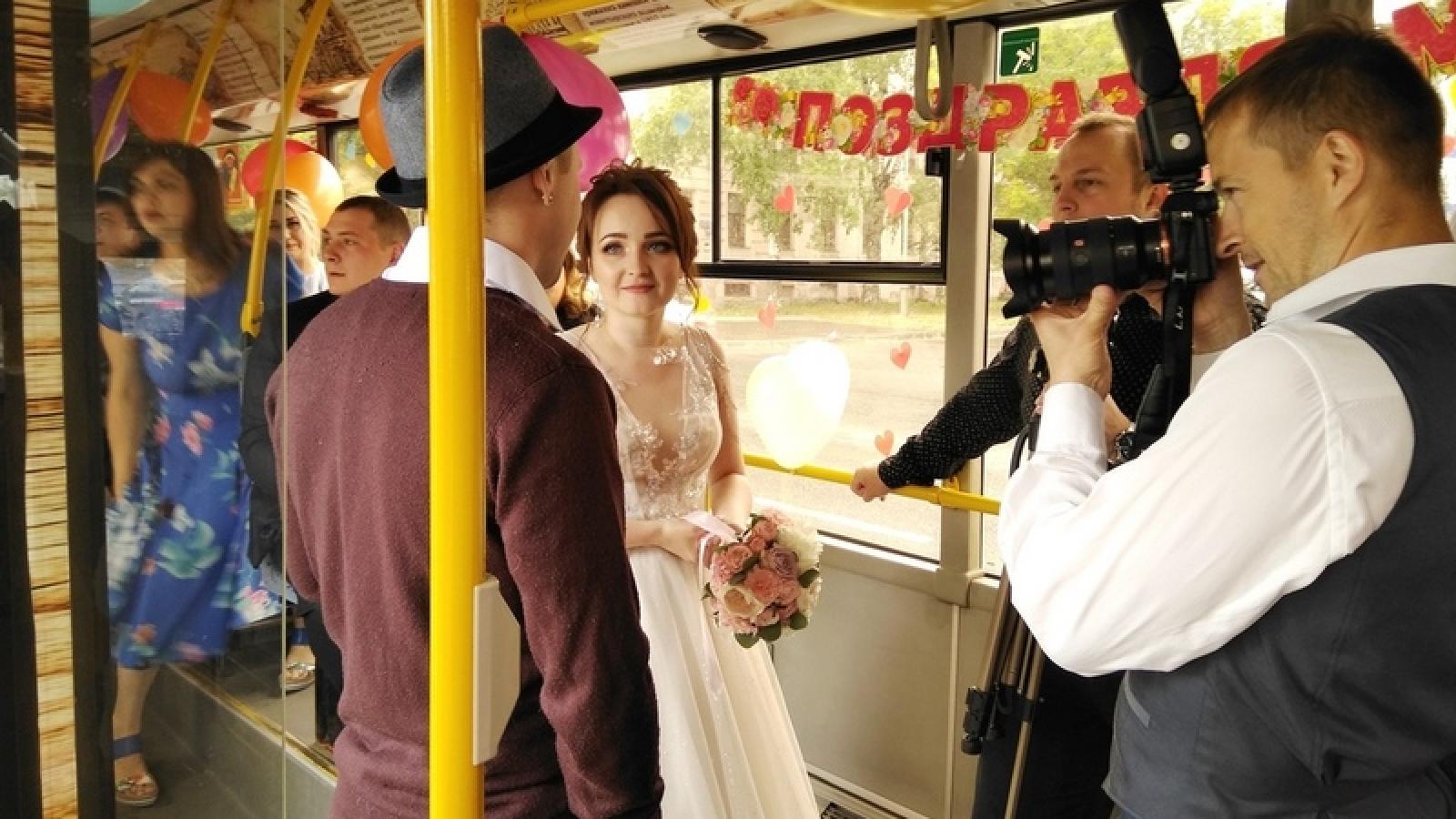 Череповецкие молодожены отпраздновали свадьбу в автобусе