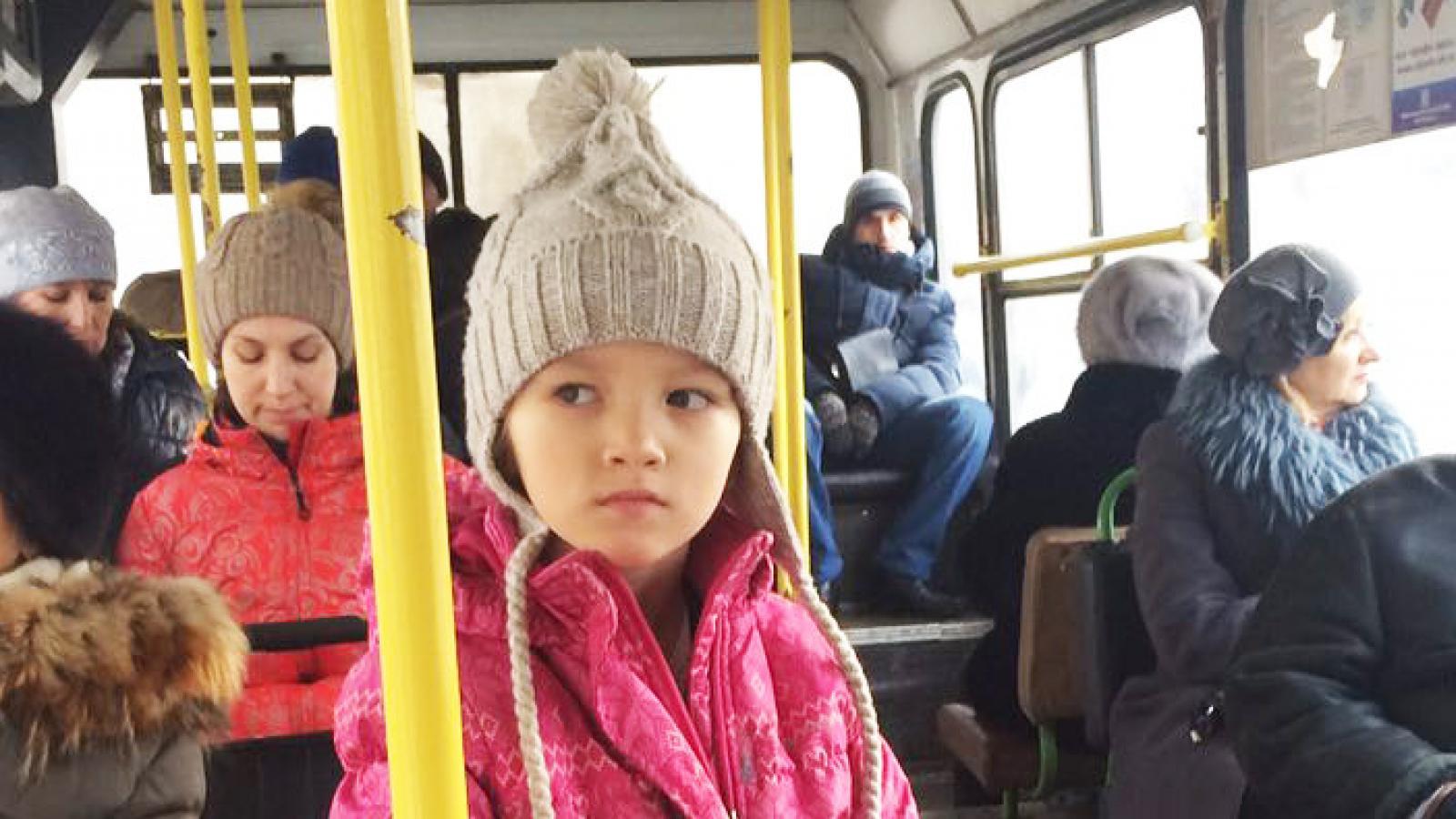 Высадка из автобуса. Автобус для детей. Девочку высадили из автобуса. Общественный транспорт для детей. Ребенка высадили из автобуса.