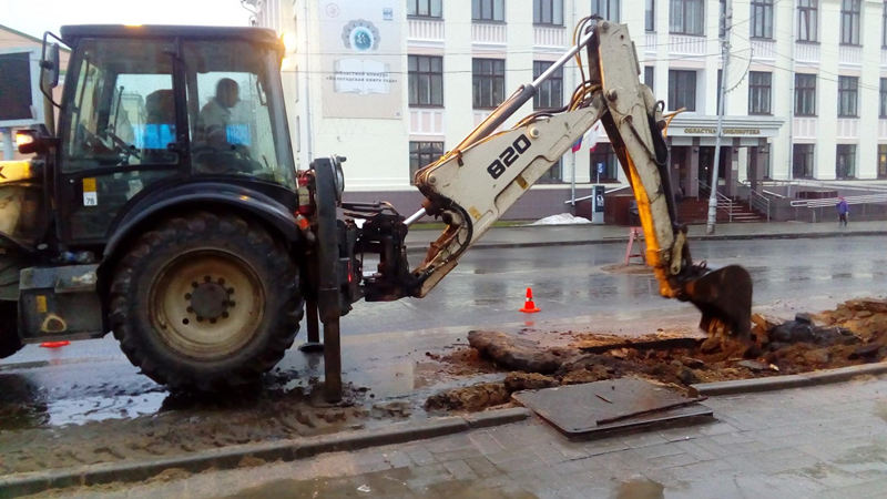 Ведется ремонт остановки напротив Областной библиотеки в Вологде
