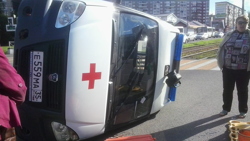 Машина скорой помощи перевернулась в Череповце