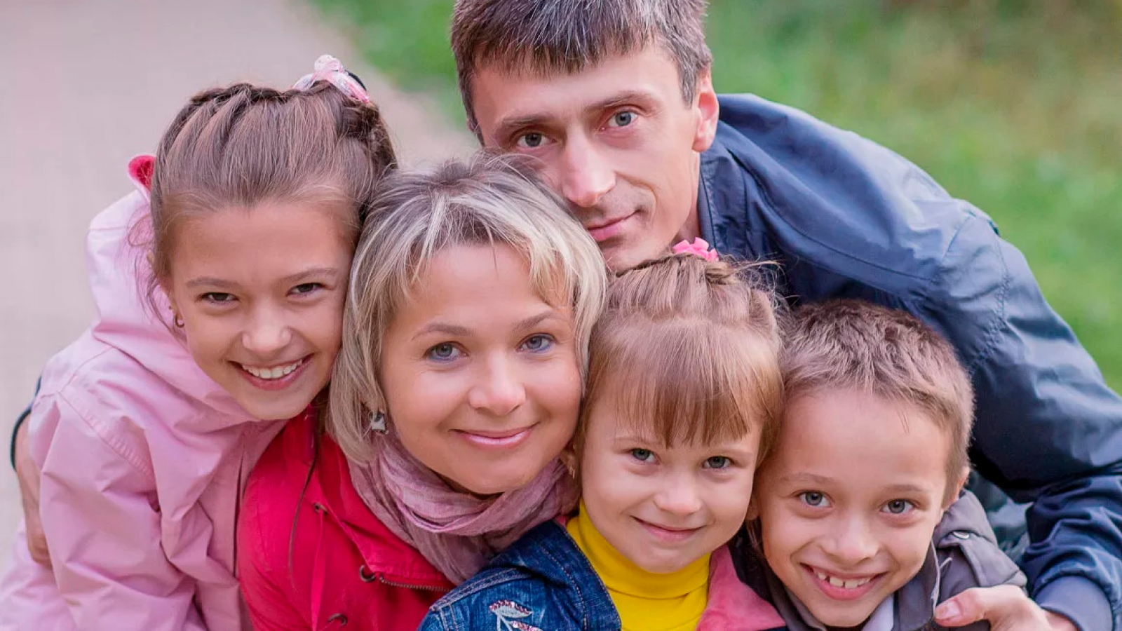 В 25 лет трое детей. Российская семья. Многодетная семья. Фотография семьи. Многодетная семья в России.