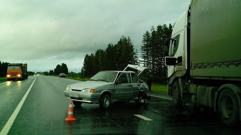 В Вологодской области легковушка столкнулась с двумя грузовиками 